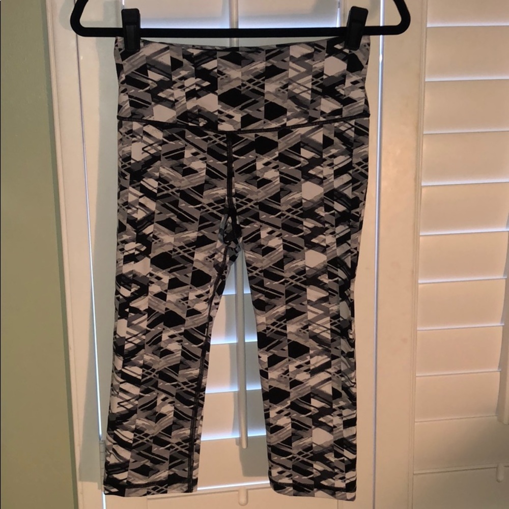 Small Victoria’s Secret Knockout Cropped Leggings
